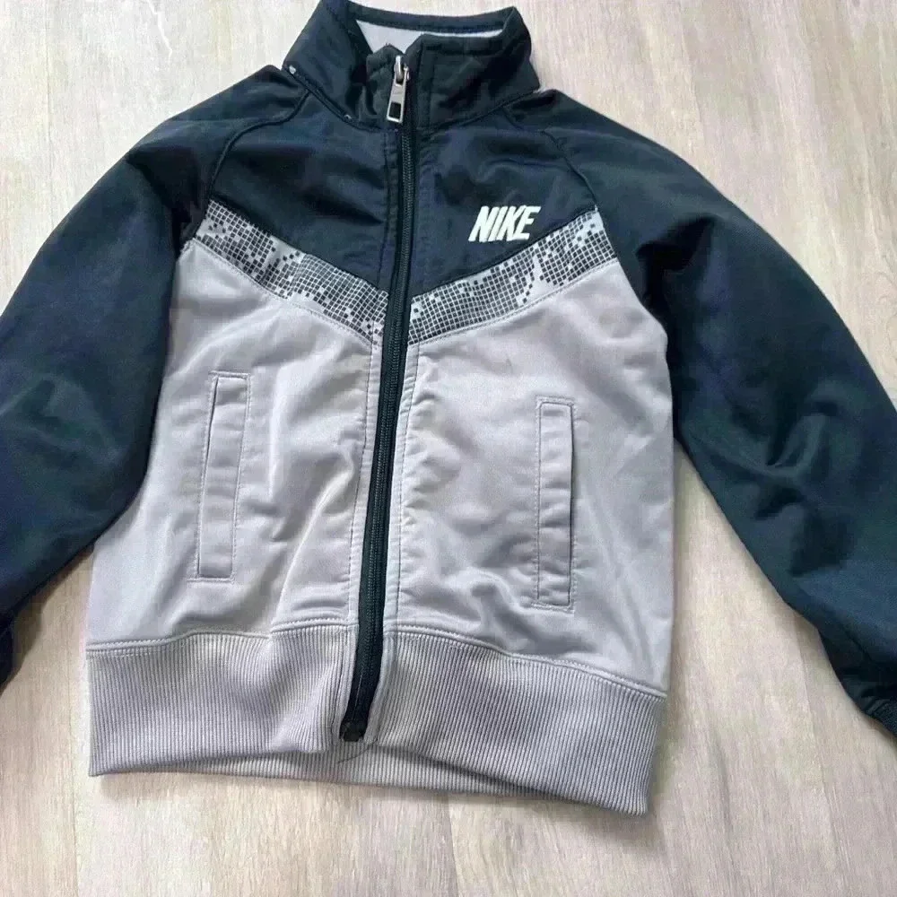253. Kid’s sweatshirt size 3-4 set of 4